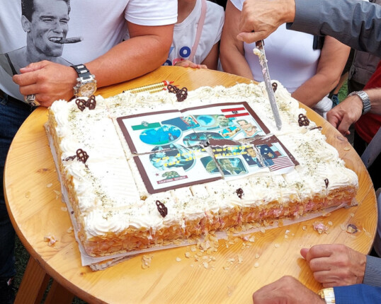 Zum 75.Geburtstag von Arnold Schwarzenegger findet im Schwarzenegger-Museum eine Feier statt. Die Geburtstagstorte wird angeschnitten.